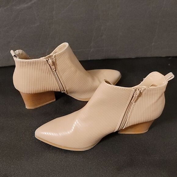 QUPID POINTED TOE SIDE ZIPPER CLOSURE WOMEN'S ANKLE BOOTIES - Picture 9 of 15